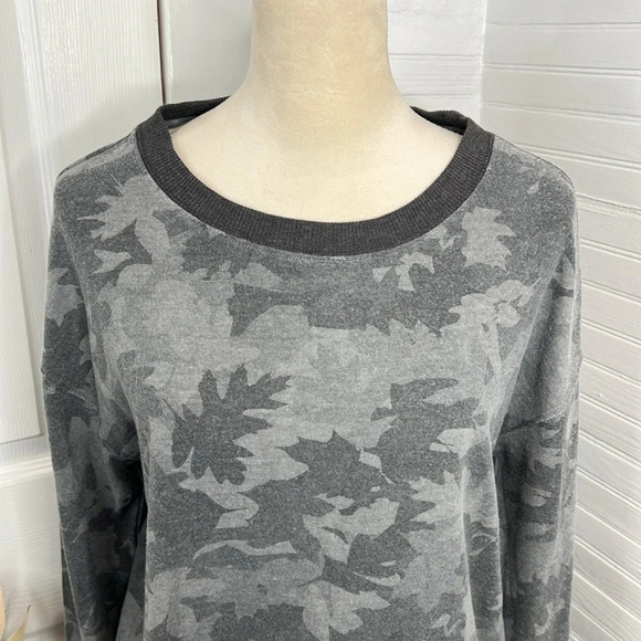 Splendid Women's Leaf Camo Crewneck Sweatshirt Gray Size S Casual Long Sleeve - Picture 3 of 13